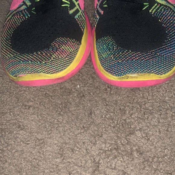 Nike Free Runs Tennis Shoes - Picture 4 of 4